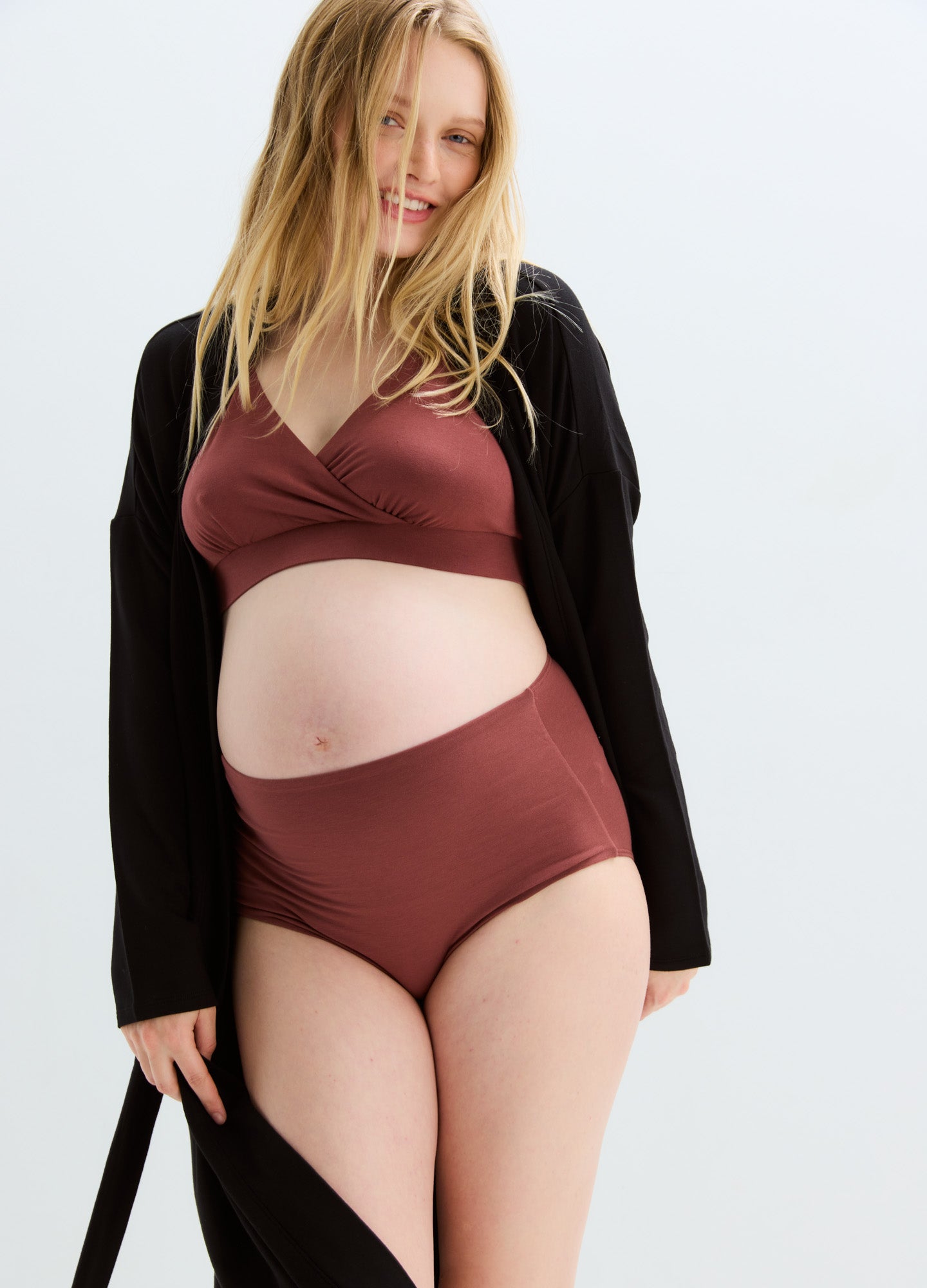 High-waisted maternity briefs in warm brown with a smooth, stretchy fabric and full belly coverage.