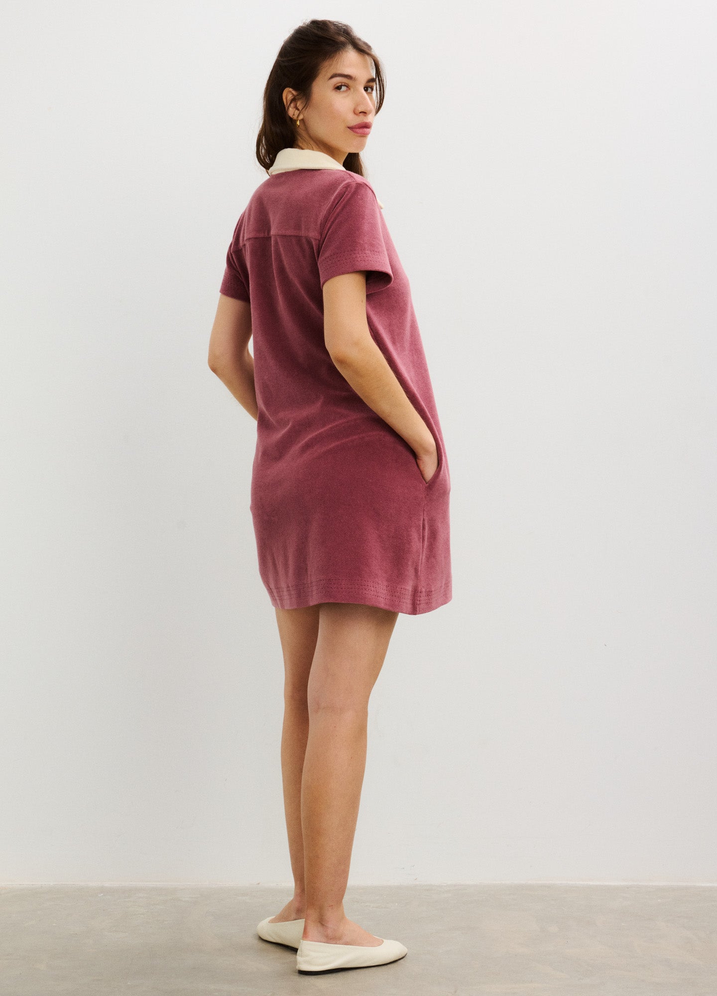 Mauve short-sleeve maternity dress with relaxed fit and pockets, knee-length, soft fabric.